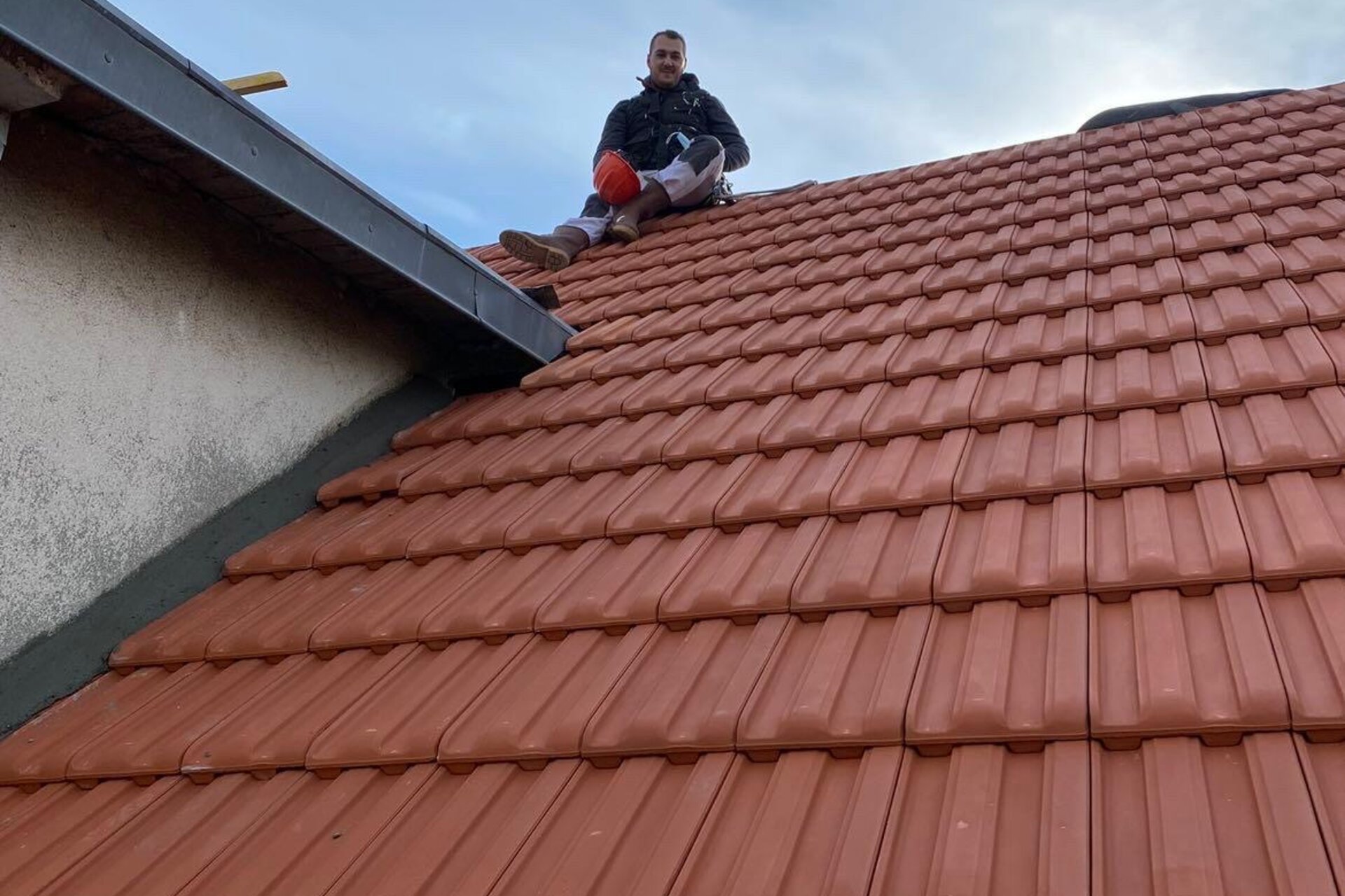 Toiture en tuiles d'une maison normande sous ciel bleu, réalisée par Mayer Couverture à Rouen