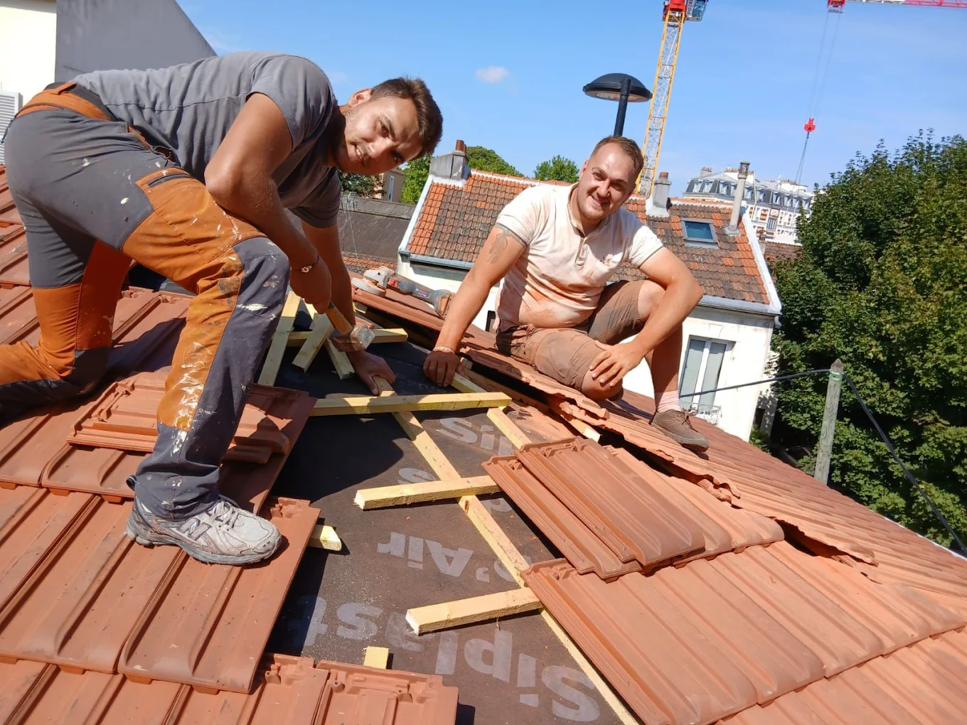 Équipe Mayer Couverture sur un chantier de toiture à Rouen