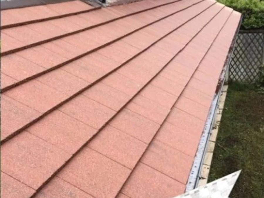 Démoussage d'une toiture en tuiles à Rouen, avant et après — après